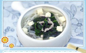 Rice noodles in soup with spinach, tofu and pork