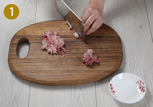 Chop the meat into fine strips and lumps on a cutting board for raw food