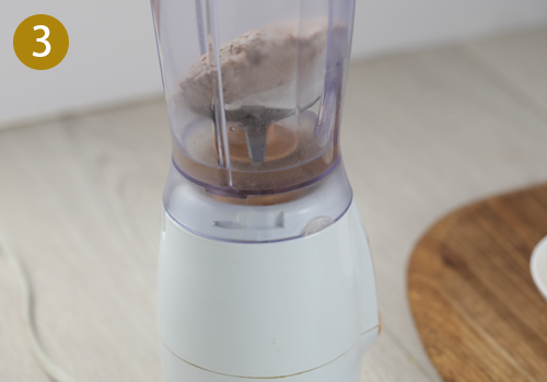 Transfer the cooked meat lumps with the meat juice into a cleaned blender